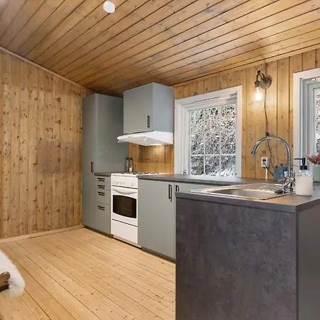 Lyngebu. Nice Family Cabin With Sea View. Chalé Lyngdal