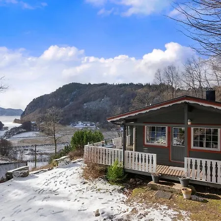 Lyngebu. Nice Family Cabin With Sea View. * Lyngdal
