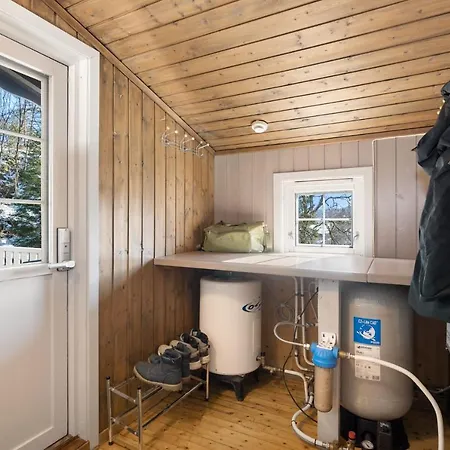 Lyngebu. Nice Family Cabin With Sea View. Lyngdal