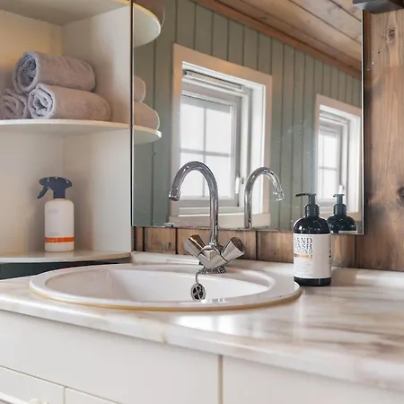 Lyngebu. Nice Family Cabin With Sea View. * Lyngdal