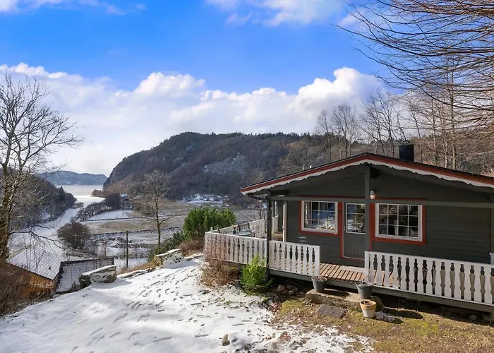 Lyngebu. Nice Family Cabin With Sea View. * Lyngdal