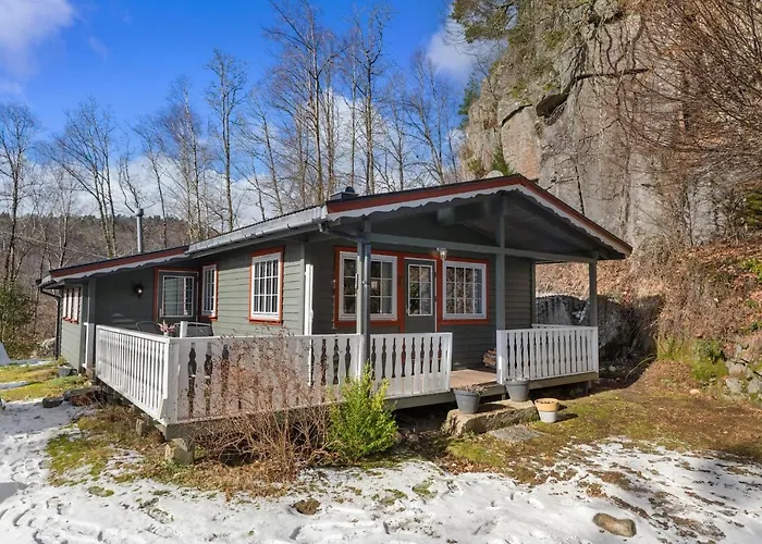 Lyngebu. Nice Family Cabin With Sea View. Lyngdal