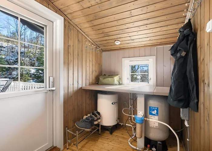 Lyngebu. Nice Family Cabin With Sea View. Lyngdal