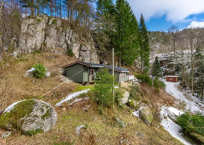 Lyngebu. Nice Family Cabin With Sea View. Lyngdal