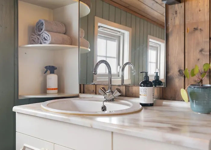 Lyngebu. Nice Family Cabin With Sea View. * Lyngdal