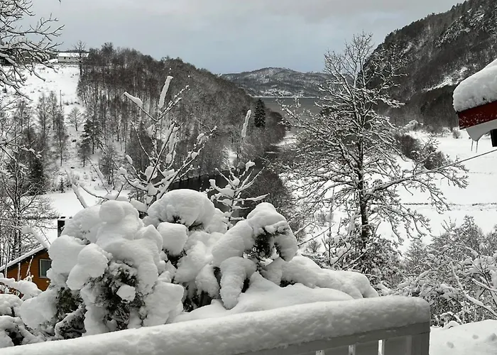 Lyngebu. Nice Family Cabin With Sea View. Lyngdal